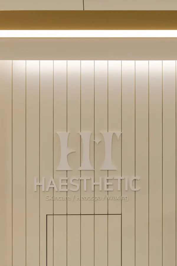 입체 로고가 빛나는 에스테틱 시그니처 월 디자인